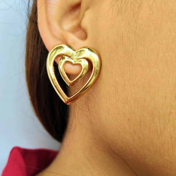 Anti-tarnish golden heart earrings for daily use