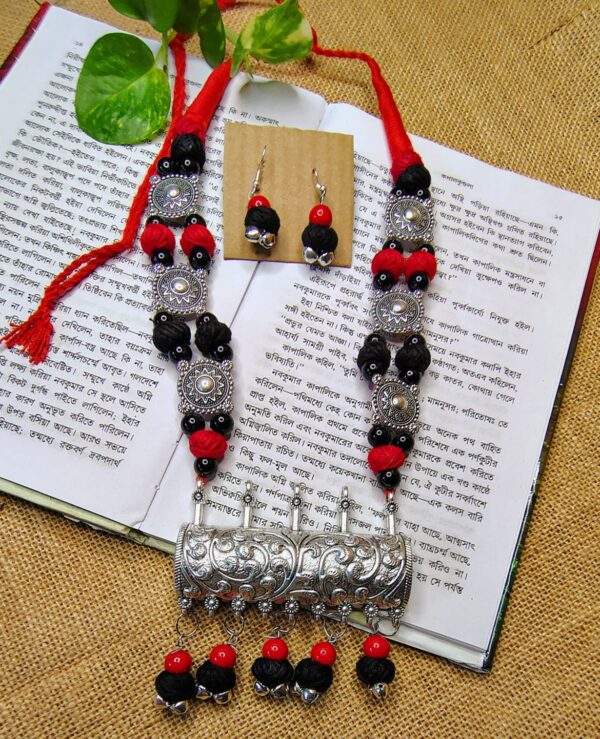 Handmade jewellery ideas silver necklace with red and black beads