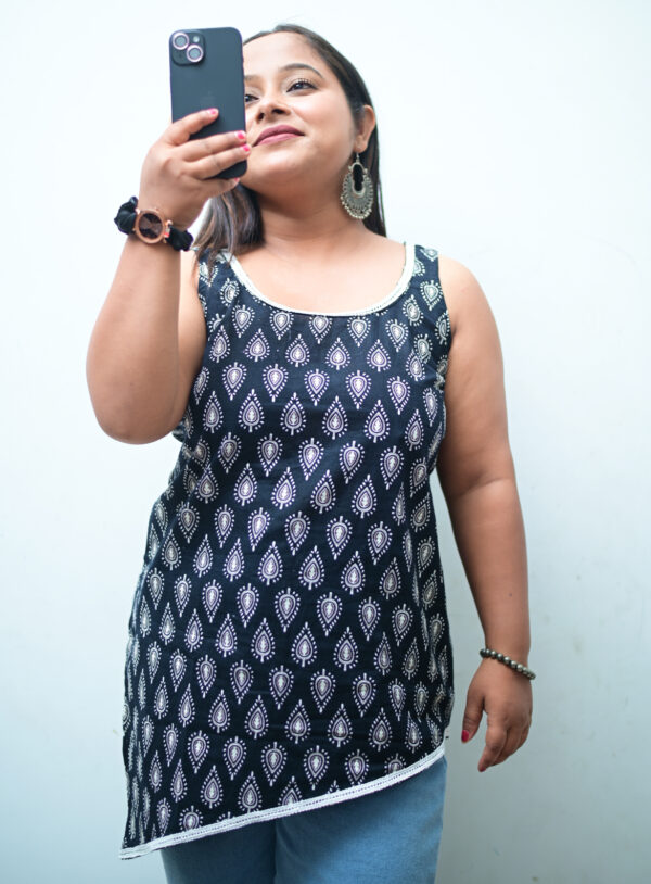 Eira Chic Cotton Short Kurti – stylish short kurtis for jeans